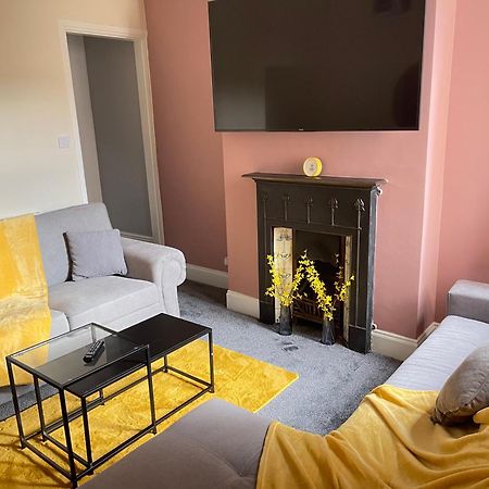 Hometel Digs Morden Comfy Home Can Sleep 11 Leicester Bagian luar foto