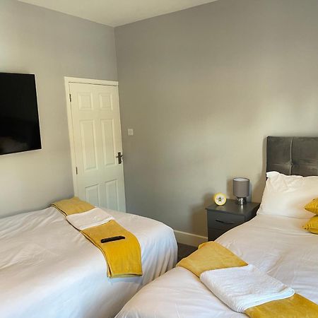 Hometel Digs Morden Comfy Home Can Sleep 11 Leicester Bagian luar foto