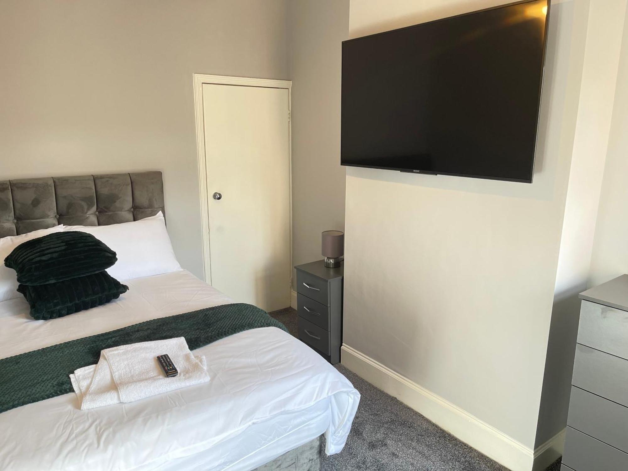 Hometel Digs Morden Comfy Home Can Sleep 11 Leicester Bagian luar foto