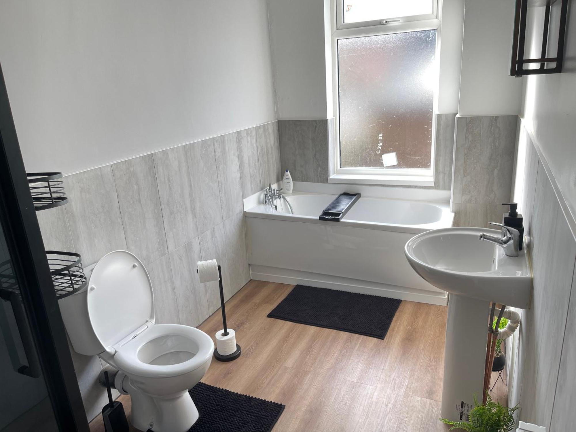 Hometel Digs Morden Comfy Home Can Sleep 11 Leicester Bagian luar foto