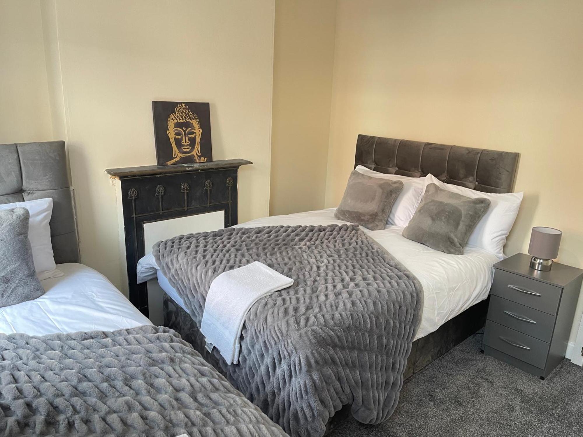 Hometel Digs Morden Comfy Home Can Sleep 11 Leicester Bagian luar foto