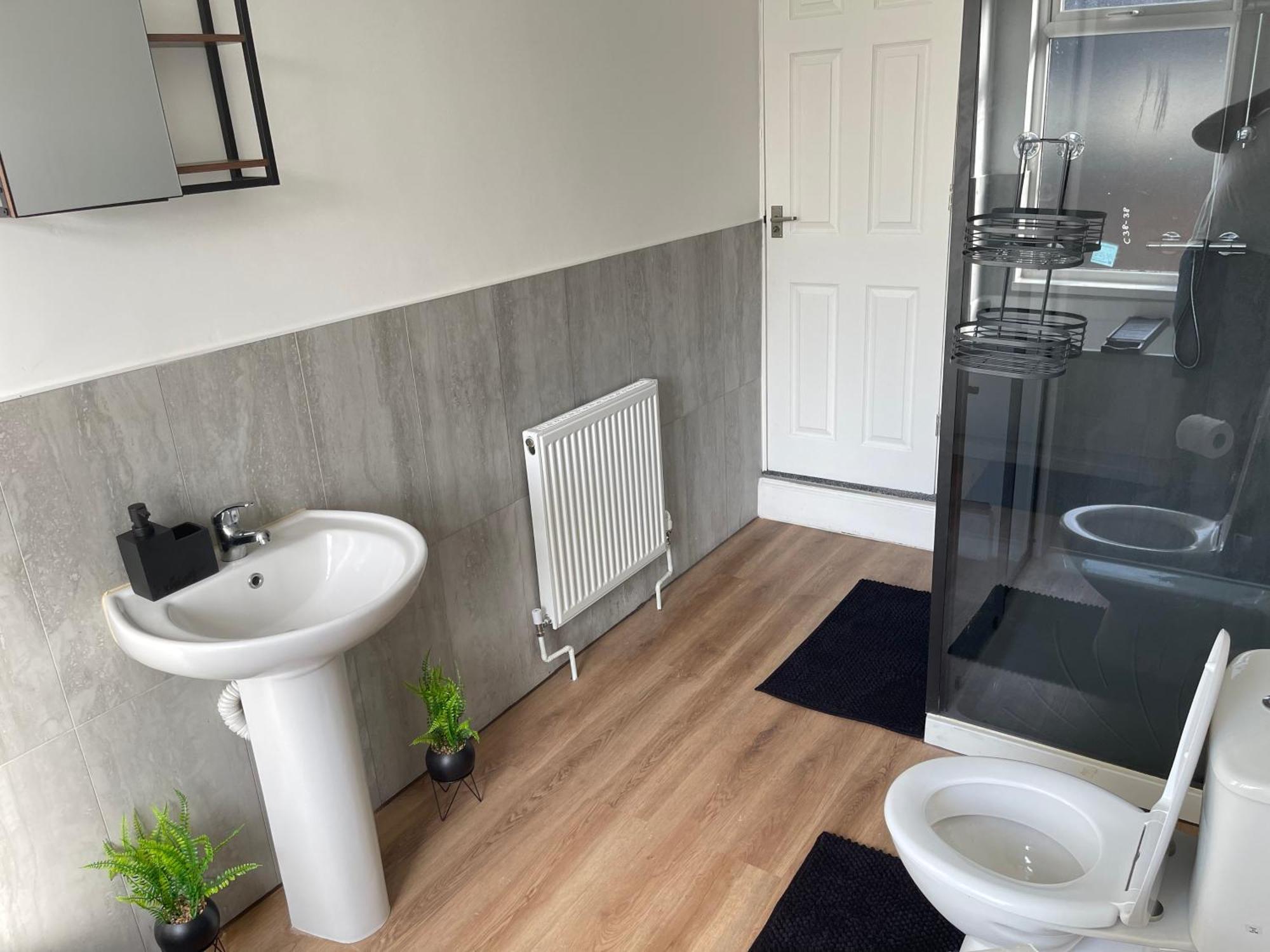 Hometel Digs Morden Comfy Home Can Sleep 11 Leicester Bagian luar foto