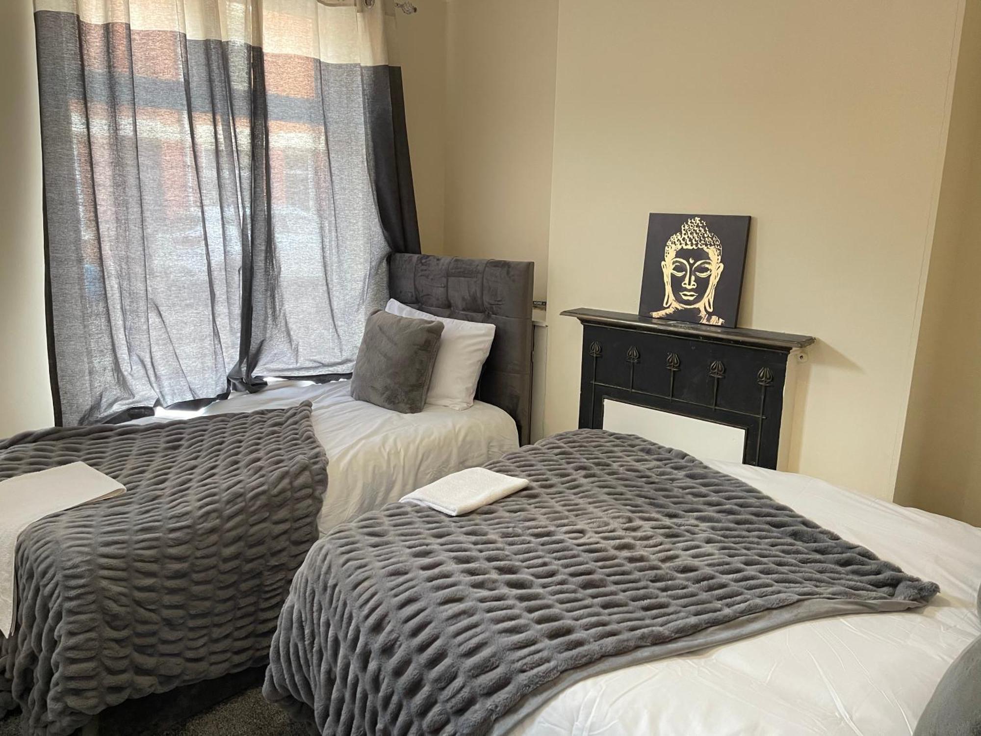 Hometel Digs Morden Comfy Home Can Sleep 11 Leicester Bagian luar foto